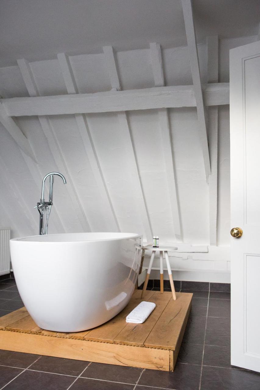 Whitehouse Rye Bed & Breakfast Екстериор снимка A freestanding bathtub